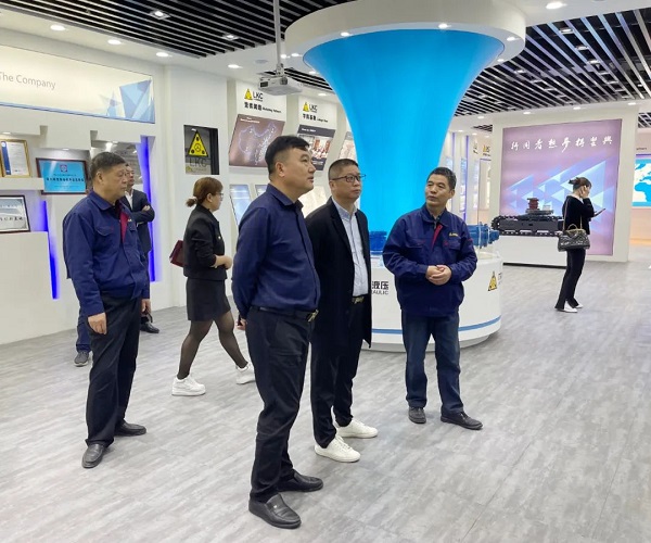 廣州塔山機械、廣州韓川液壓、江蘇靖江新世紀液壓、無錫密斯特智能裝備制造有限公司一行6人蒞臨力克川參觀交流3.jpg