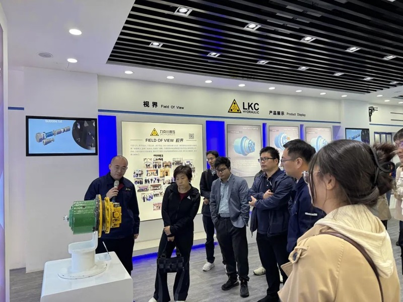 第七屆工程機(jī)械行業(yè)標(biāo)準(zhǔn)化工作會(huì)議暨2024年中國工程機(jī)械工業(yè)協(xié)會(huì)標(biāo)準(zhǔn)化工作委員會(huì)年會(huì)7.jpg 第七屆工程機(jī)械行業(yè)標(biāo)準(zhǔn)化工作會(huì)議暨2024年中國工程機(jī)械工業(yè)協(xié)會(huì)標(biāo)準(zhǔn)化工作委員會(huì)年會(huì)7.jpg